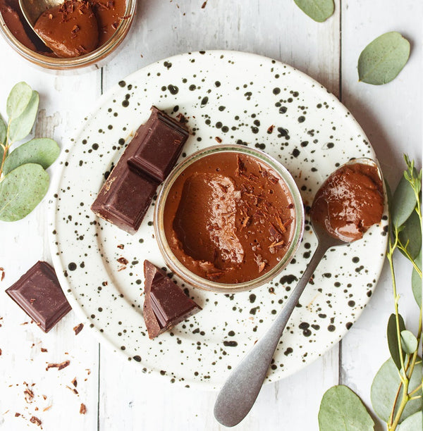 Crème au chocolat végétarienne et végan préparée avec de la gomme d'acacia (gomme arabique)